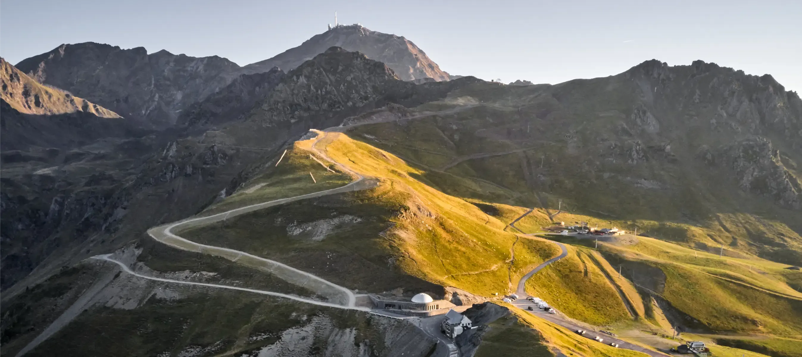 La Maison du Tourmalet con el Pic du midi de fondo y las montañas en verano